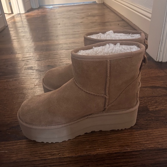 UGG- mini platform boots - Picture 2 of 5